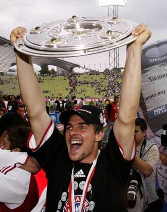 Fußball, FC Bayern München, Deutscher Meister 2003 Sebastian Deisler (Bayern) präsentiert stolz die Meisterschale Fußball 1. BL Herren Saison 2002 2003, FC Bayern München, Deutscher Meister, Deutsche Meisterschaft, Meisterfeier Einzelbild München Freude, Begeisterung,