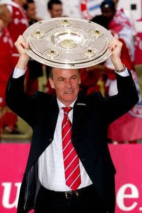 Trainer Ottmar Hitzfeld (Bayern) stemmt die Meisterschale Fußball 1. BL Herren Saison 2002 2003, FC Bayern München, Meisterfeier, Deutscher Meister, Deutsche Meisterschaft, Vdig Einzelbild München Freude,