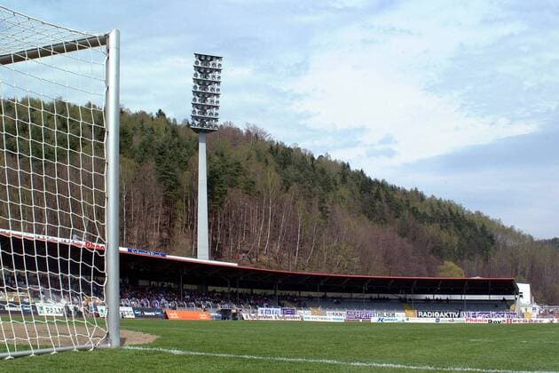 Fußball, Stadiongeschichte FC Erzgebirge Aue Die Haupttribüne im Erzgebirgsstadion in Aue Fußball Herren Regionalliga 2002 2003, 3. Liga, FC Erzgebirge Aue Totale Erzgebirgsstadion Aue