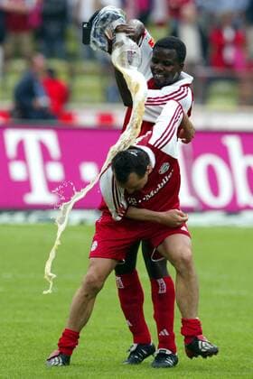 Samuel Osei Kuffour (hinten.) gönnt Jens Jeremies (beide Bayern) eine Bierdusche Fußball 1. BL Herren Saison 2002 2003, FC Bayern München, Deutscher Meister, Deutsche Meisterschaft, Meisterfeier, Vdig Gruppe München Begeisterung, Freude,