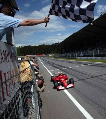 Der Zielrichter zeigt Michael Schumacher (Deutschland Ferrari) die Zielflagge Motorsport Grand Prix Herren Großer Preis von Österreich 2003, Formel 1 Weltmeisterschaft, F1, F, GP, WM, Vdig Gruppe A1-Ring Zeltweg-Spielberg