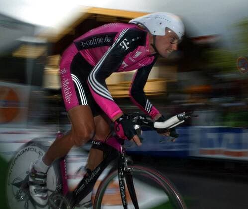 Rolf Aldag (Deutschland Team Telekom) Radsport Herren Bayern-Rundfahrt 2003, Straßenradsport, Rad, Straße, Einzelzeitfahren, Zeitfahren, 2. Etappe Einzelbild Bayernrundfahrt Reit im Winkel Dynamik,