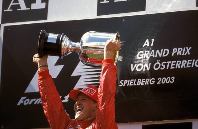 Michael Schumacher (Deutschland Ferrari) freut sich über den Pokal vom GP in Österreich Motorsport Grand Prix Herren Großer Preis von Österreich 2003, Formel 1 Weltmeisterschaft, F1, F, GP, WM Einzelbild Zeltweg-Spielberg Freude, Begeisterung,