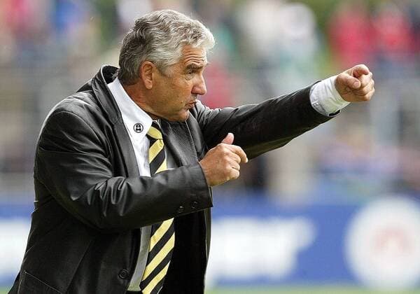 Fußball, Trainerhistorie, Alemannia Aachen Trainer Jörg Berger (Aachen) gibt Anweisungen Fußball 2. BL Herren Saison 2002 2003, Reutlingen - Alemannia Aachen 5:0 Einzelbild Reutlingen