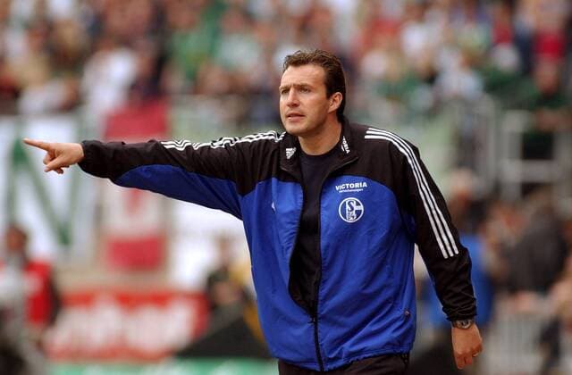 Teamchef Marc Wilmots (Schalke) gibt Anweisungen Fußball 1. BL Herren Saison 2002 2003, Bremen - FC Schalke 04 2:1, Vdig Einzelbild Bremen