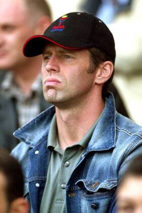Bundestrainer Michael Skibbe (Deutschland) inkognito beim U18 Länderspiel Fußball Länderspiel Herren Länderspiel 2003, U-18 Junioren, Nationalmannschaft, Nationalteam, Porträt Kelsterbach Skepsis,