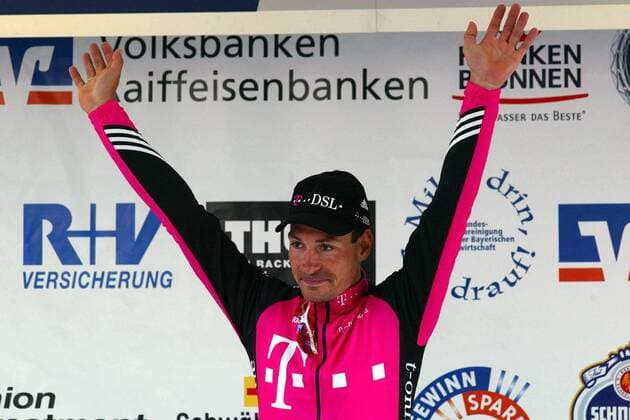 Erik Zabel (Deutschland Team Telekom) - Siegerehrung Radsport Herren Bayern-Rundfahrt 2003, Bayernrundfahrt Straßenradsport, Straße, Rad Einzelbild 4. Etappe: Plattling - Grafenau Freude,