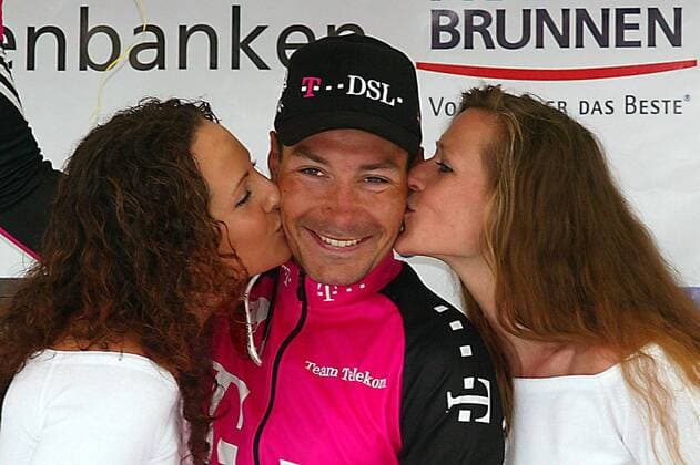Etappensieger Erik Zabel (Deutschland Team Telekom) - Siegerküßchen von zwei Models Radsport Herren Bayern-Rundfahrt 2003, Bayernrundfahrt Straßenradsport, Straße, Rad Gruppe 4. Etappe: Plattling - Grafenau Freude, Begeisterung,