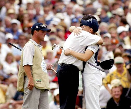 Annika Sörenstam (Schweden) umarmt Dean Wilson (USA) - als erste Frau seit 1945 versucht sie sich bei einem Herrengolfturnier Golf US-PGA-Tour, Bank of America Colonial 2003, Golfen, Vdig Gruppe Anika, Frau, Frauen, Frauengolf Fort Worth Texas Harmonie  