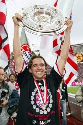 Owen Hargreaves (Bayern) präsentiert die Meisterschale Fußball 1. BL Herren Saison 2002 2003, FC Bayern München, Meisterfeier, Deutscher Meister, Meisterschaft, Vdig Einzelbild München Glück, Begeisterung, Freude,