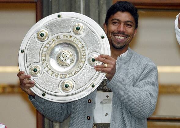 Giovane Elber (Bayern) präsentiert die Meisterschale Fußball 1. BL Herren Saison 2002 2003, FC Bayern München, Meisterfeier, Deutscher Meister, Meisterschaft, Einzelbild München Freude,