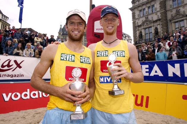 Die Sieger Markus Dieckmann (li., Bayer Dormagen) und Jonas Reckermann (TuS Schladern) mit ihren Pokalen Beachvolleyball Herren Vodafone Masters 2003, Masters, Beach, Vdig Gruppe Hamburg Freude,