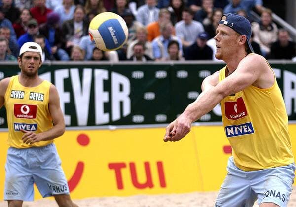 Jonas Reckermann (re., TuS Schladern) - Ballannahme, li.: Markus Dieckmann (Bayer Dormagen) Beachvolleyball Herren Vodafone Masters 2003, Masters, Beach, Vdig Gruppe Hamburg