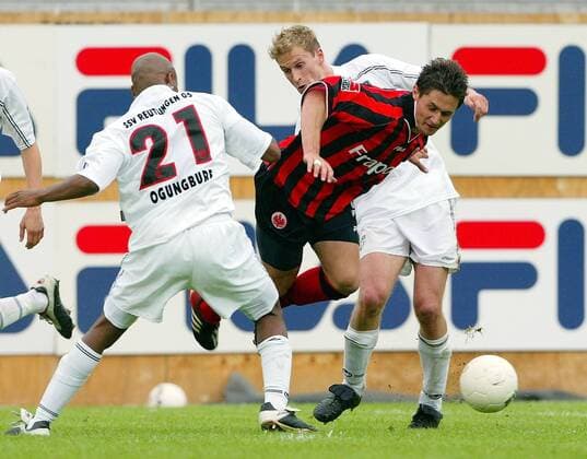 Markus Beierle (Mitte, Frankfurt) setzt sich gegen Adebowale Ogungbure (li.) und Patrick Würll (beide Reutlingen) durch Fußball 2. BL Herren Saison 2002 2003, Eintracht Frankfurt - SSV Reutlingen 6:3, Vdig Gruppe Frankfurt M. Dynamik,