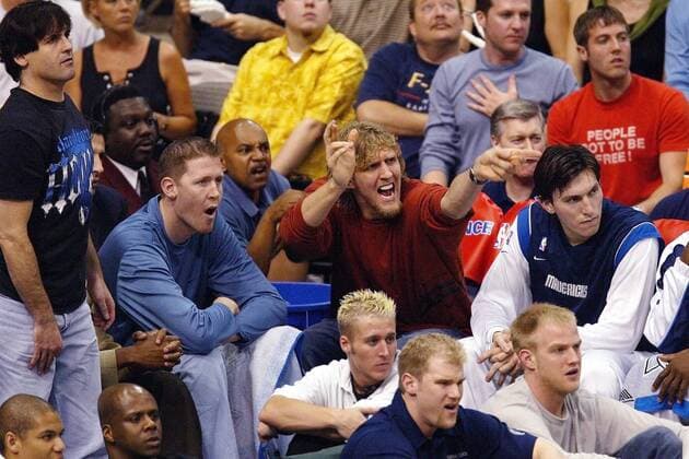 Dirk Nowitzki (2.v.re) muß wegen einer Knieverletzung pausieren, was ihn aber nicht weniger engagiert macht; v.li.: Besitzer Marc Cuban, Shawn Bradley und Eduardo Najera (alle Dallas Mavericks) Basketball Herren NBA Western Conference Finals 2002 2003, Halbfinale, Dallas Mavericks Gruppe Dallas