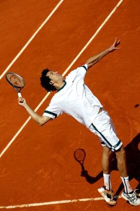 Younes El Aynaoui (Marokko) - Aufschlag Tennis Herren French Open 2003, Grand Slam, ATP-Tour, Sand, Sandplatz, Sandplatztennis, Sandplatzturnier, Einzelbild Roland Garros Paris  