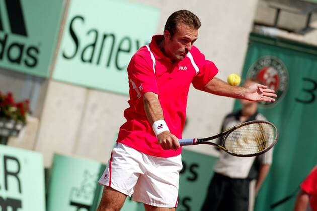 Anthony Dupuis (Frankreich) - Rückhand Tennis Herren French Open 2003, Grand Slam, ATP-Tour, Einzelbild Roland Garros Paris  