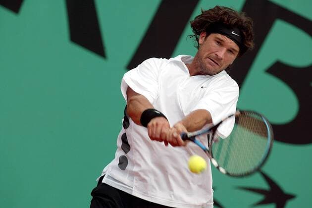 Carlos Moya (Spanien) - beidhändige Rückhand Tennis Herren French Open 2003, Grand Slam, ATP-Tour, Einzelbild Roland Garros Paris Dynamik,  