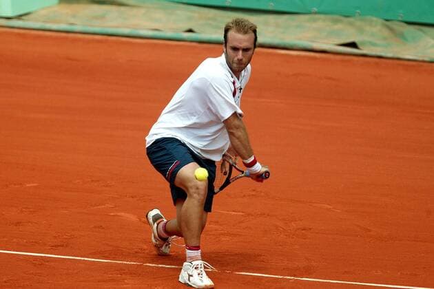 Luis Horna (Peru) - Rückhand Tennis Herren French Open 2003, Grand Slam, ATP-Tour, Sand, Sandplatz, Sandplatztennis, Sandplatzturnier, Einzelbild Roland Garros Paris  