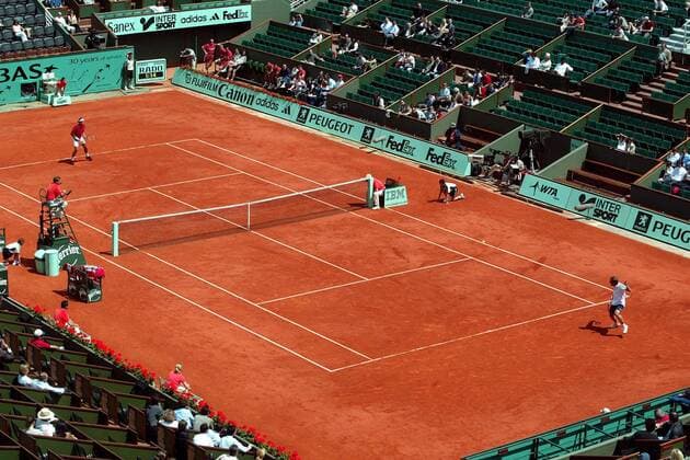 Mäßiges Zuschauerinteresse auf dem Court Central beim Spiel Roger Federer (li., Schweiz) gegen Horna (Peru) Tennis Herren French Open 2003, Grand Slam, ATP-Tour, Sand, Sandplatz, Sandplatztennis, Sandplatzturnier, Totale Roland Garros Paris  