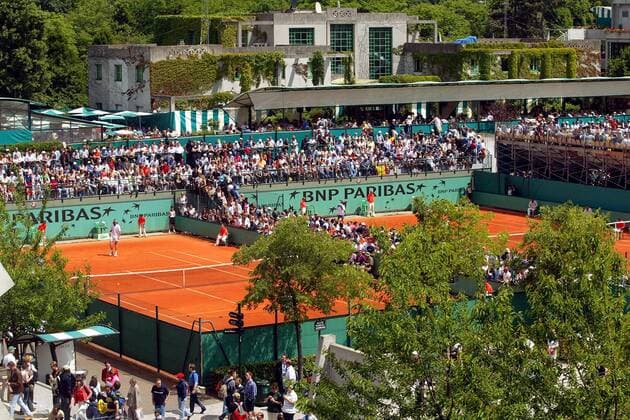 Nebenplätze von Roland Garros, dahinter die Verwaltungsgebäude des Turniers Tennis Herren French Open 2003, Grand Slam, ATP-Tour, Sand, Sandplatz, Sandplatztennis, Sandplatzturnier, Totale Roland Garros Paris  