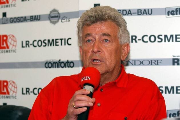 Fußball, Trainerhistorie, Rot-Weiß Oberhausen Trainer Klaus Hilpert (Oberhausen) während der Pressekonferenz Fußball 2. BL Herren Saison 2002 2003, Ahlen - Rot-Weiß Oberhausen 2:1, RWO, RW, Weiss, Vdig, Einzelbild Ahlen