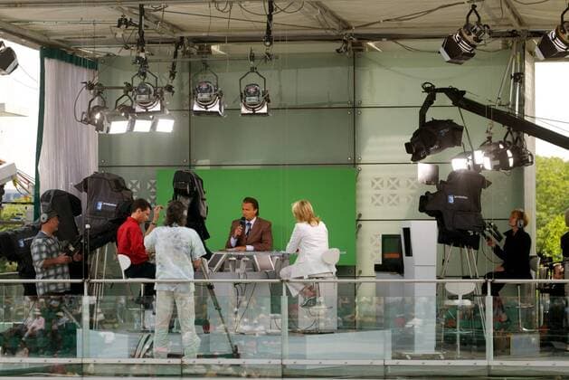 Henri Leconte (Frankreich, Mitte) schlüpft in die Rolle eines Fernsehkommentators Tennis Herren French Open 2003, Grand Slam, ATP-Tour, Vdig, Totale Paris  