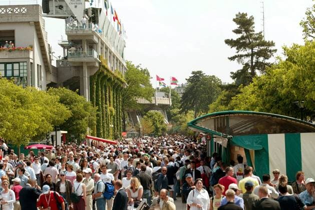 Fanmassen strömen über die Anlage zum Court Philippe Chatrier Tennis Herren French Open 2003, Grand Slam, ATP-Tour, Vdig, Totale Roland Garros Paris Masse,  