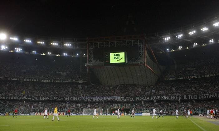 Innenansicht des Stadio delle Alpi - die Mannschaften sind auf dem Weg in die Halbzeitpause Fußball EC 1 Herren Champions League 2002 2003, Halbfinale, Juventus Turin - Real Madrid 3:1 Totale Stadio delle Alpi Turin