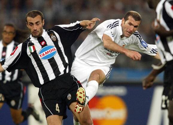 Paolo Montero (li., Juve) gegen Zinedine Zidane (Real) Fußball EC 1 Herren Champions League 2002 2003, Halbfinale, Juventus Turin - Real Madrid 3:1 Gruppe Turin Dynamik,