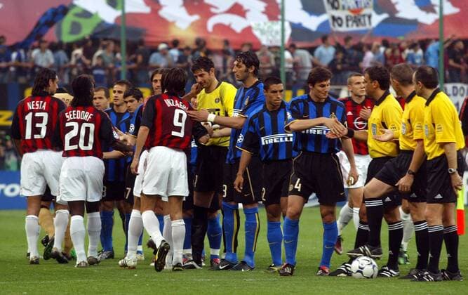 Begrüßung der Teams von Milan (li.) und Inter mit dem Schiedsrichtergespann Fußball EC 1 Herren Champions League 2002 2003, Halbfinale, FC Internazionale Mailand - AC Mailand 1:1, Stadtderby Totale Mailand