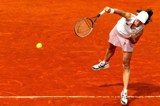 Nathalie Dechy (Frankreich) - Aufschlag Tennis Damen French Open 2003, Grand Slam, WTA-Tour, Sand, Sandplatz, Sandplatztennis, Sandplatzturnier Einzelbild Roland Garros Paris Dynamik,  