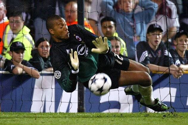 Torwart Dida (Milan) hält einen Elfmeter im Elfmeterschießen Fußball EC 1 Herren Champions League 2002 2003, AC Mailand, Finale, Endspiel Einzelbild Old Trafford Manchester Dynamik, Abwehr