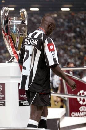 Lilian Thuram (Juve) würdigt der Champions-League-Trophäe keines Blickes Fußball EC 1 Herren Champions League 2002 2003, Juventus Turin, Finale, Endspiel, Vdig Einzelbild Old Trafford Manchester Enttäuschung  