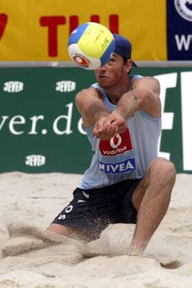 Florian Huth (Deutschland TV Großwelzheim) - Ballannahme Beachvolleyball Herren Vodafone Masters 2003, Beach Einzelbild Tegernsee
