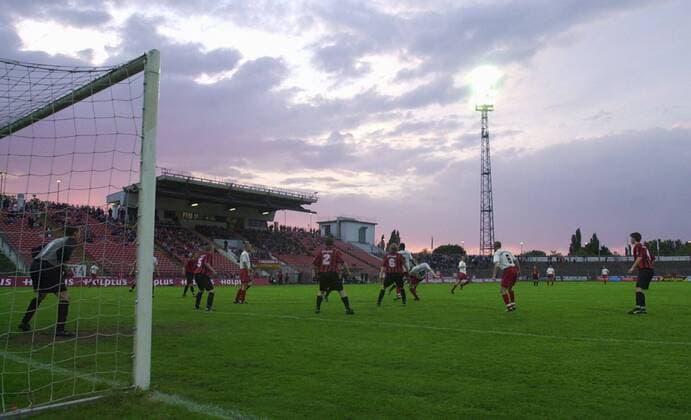 Das Kurt Wabbel Stadion in der Abenddämmerung Fußball Herren Landespokal Sachsen Anhalt 2002 2003, Pokal, Pokalspiel, Halbfinale Totale Kurt Wabbel Stadion Halle