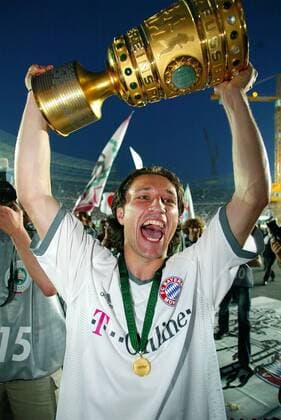 Niko Kovac (Bayern) mit dem DFB-Pokal Fußball 1. BL Herren DFB-Pokalfinale 2002 2003, Pokal, Pokalspiel, Finale, Endspiel, Pokalendspiel, FC Bayern München Einzelbild Berlin Glück Begeisterung, Freude,
