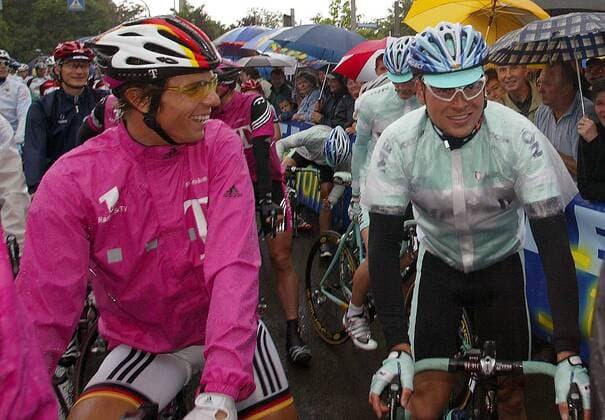 Jan Ullrich (Bianchi, re.) und Danilo Hondo (Team Telekom beide Deutschland) gut gelaunt vor dem Start Radsport Herren TEAG Rund um die Hainleite 2003, Straße, Radsport, Rad Gruppe Freude,