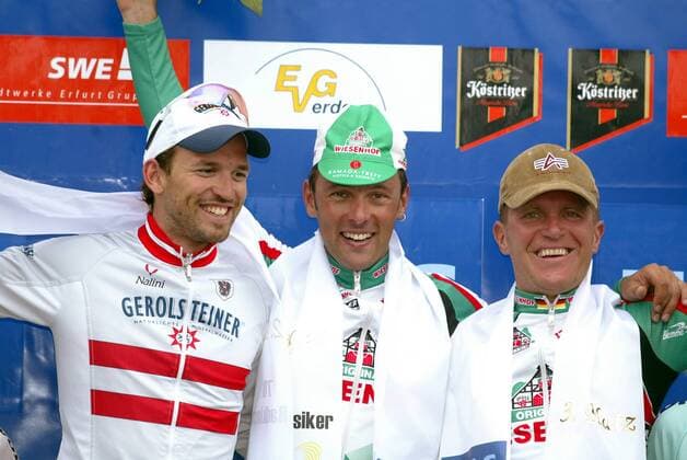 Siegerehrung - v. li.: Rene Haselbacher (Österreich Gerolsteiner), Sieger Enrico Poitschke und Jens Heppner (beide Deutschland Wiesenhof) Radsport Herren TEAG Rund um die Hainleite 2003, Straßenradsport, Rad, Straße, Vdig Gruppe Erfurt Freude