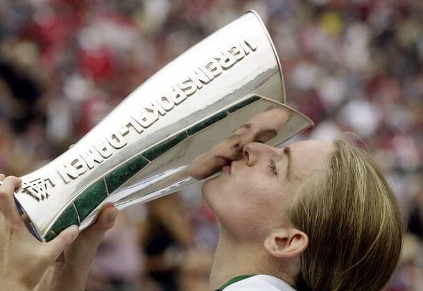 Nia Künzer (FFC Frankfurt) küsst den DFB-Vereinspokal der Damen Fußball 1. BL Damen DFB-Pokal 2002 2003, Pokalspiel, Finale, Endspiel, Pokalfinale, Pokalendspiel, Frauen, Frauenfußball Porträt Berlin Glück, Harmonie, Freude