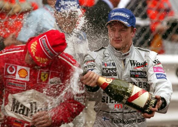 Kimi Räikkönen (Finnland McLaren-Mercedes, re.) verpasst Michael Schumacher (Deutschland Ferrari) eine Champagnerdusche Motorsport Grand Prix Herren Großer Preis von Monaco 2003, Formel 1 Weltmeisterschaft, F1, F, GP, WM, Vdig Gruppe Circuit de Monaco Monte Carlo Freude,