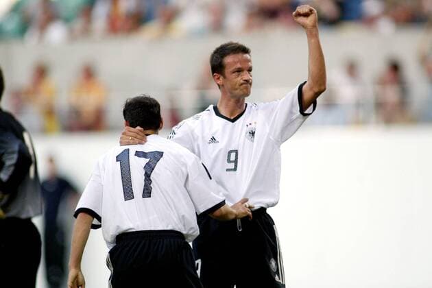 Fredi Bobic (re.) und Oliver Neuville (beide Deutschland) - Jubel Fußball Länderspiel Herren Länderspiel 2003, Nationalmannschaft, Nationalteam, Nationaltrikot, Freundschaftsspiel, Testspiel Gruppe Wolfsburg