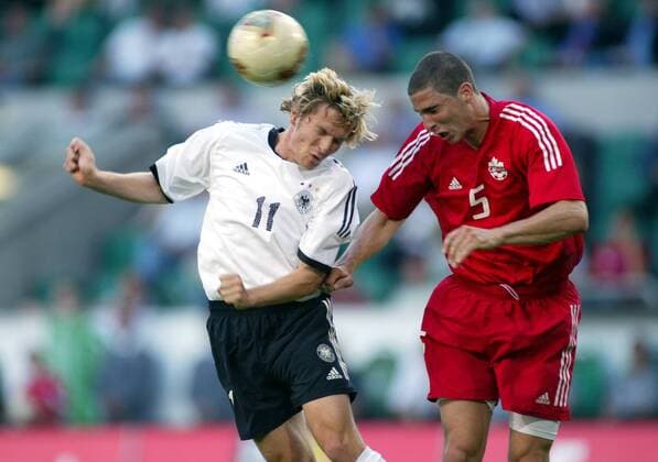 Benjamin Lauth (li., Deutschland) gegen Nevio Pizzolitto (Kanada) Fußball Länderspiel Herren Länderspiel 2003, Nationalmannschaft, Nationalteam, Nationaltrikot, Freundschaftsspiel, Testspiel Gruppe Wolfsburg Dynamik,