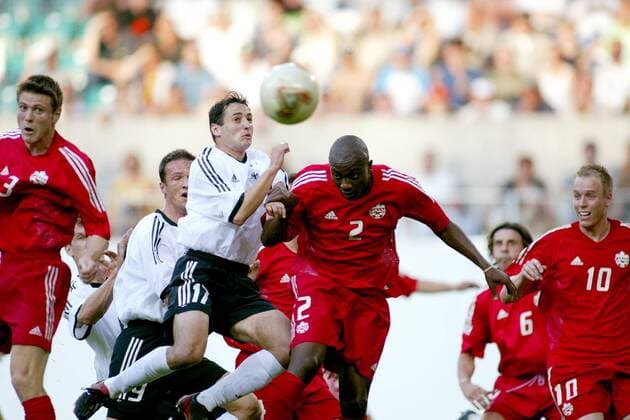 Oliver Neuville (2.v.li., Deutschland) gegen Tam Nsaliwa (2.v.re.), Richard Hastings (li.) und Kevin Mc Kenna (alle Kanada) schauen zu Fußball Länderspiel Herren Länderspiel 2003, Nationalmannschaft, Nationalteam, Nationaltrikot, Freundschaftsspiel, Testspiel Gruppe Wolfsburg Dynamik,