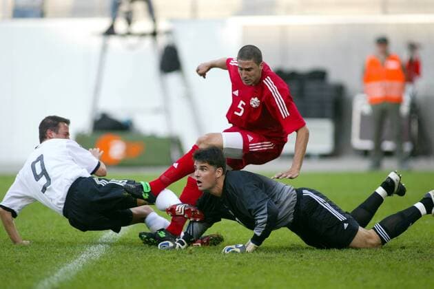 Torwart Pat Onstad und Nevio Pizzolitto (Mitte, beide Kanada) gegen Fredi Bobic (Deutschland) Fußball Länderspiel Herren Länderspiel 2003, Nationalmannschaft, Nationalteam, Nationaltrikot, Freundschaftsspiel, Testspiel Gruppe Wolfsburg Dynamik,