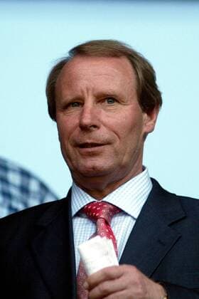 Nationaltrainer Berti Vogts (Schottland) studiert seinen nächsten Gegner Fußball Länderspiel Herren Länderspiel 2003, Nationalmannschaft, Nationalteam, Porträt Wolfsburg
