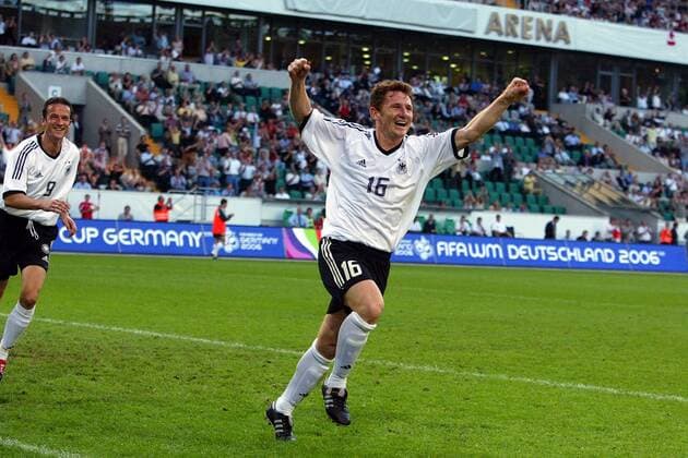 Paul Freier (Deutschland) - Torjubel Fußball Länderspiel Herren Länderspiel 2003, Nationalmannschaft, Nationalteam, Nationaltrikot, Freundschaftsspiel, Testspiel Einzelbild Wolfsburg Begeisterung, Freude,