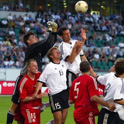 Torwart Pat Onstad (li.) und Kevin Mc Kenna (beide Kanada) gegen Marco Rehmer (3.v.li.) und Kevin Kuranyi (beide Deutschland) Fußball Länderspiel Herren Länderspiel 2003, Nationalmannschaft, Nationalteam, Nationaltrikot, Freundschaftsspiel, Testspiel Gruppe Wolfsburg Dynamik,