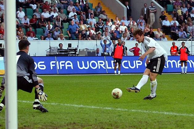 Paul Freier (re., Deutschland) gegen Torwart Pat Onstad (Kanada) Fußball Länderspiel Herren Länderspiel 2003, Nationalmannschaft, Nationalteam, Nationaltrikot, Freundschaftsspiel, Testspiel Gruppe Wolfsburg Dynamik,