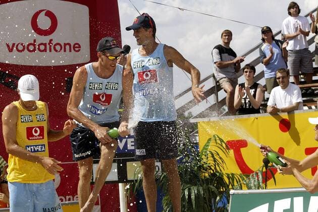 Die Sieger Andreas Scheuerpflug (re.) und Christoph Dieckmann (Mitte, beide Deutschland beide VC Olympia Berlin) bekommen eine Sektdusche Beachvolleyball Herren Vodafone Masters 2003, Beach, Vdig Gruppe Tegernsee Begeisterung, Freude,